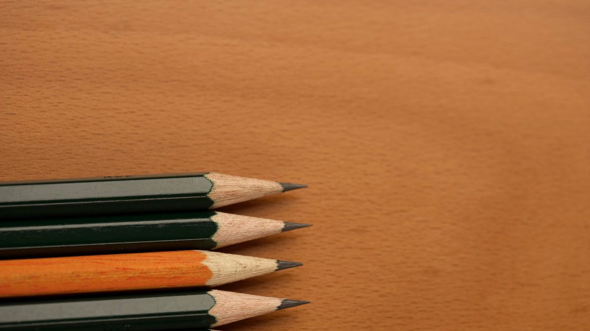 Identical yellow pencils arranged in a neat row representing a steady playstyle